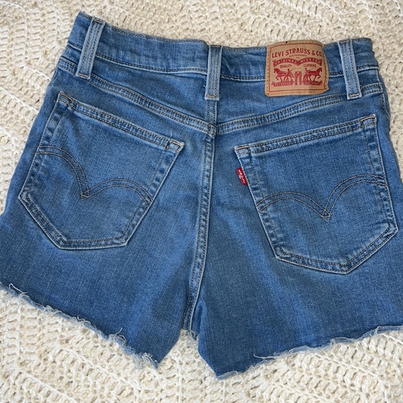 Levi’s jeans distressed natural hem shorts. High rise. 26. GUC no damage. Trendy - Picture 2 of 3